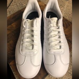 Adidas men’s size 11 white tennis shoes-new
